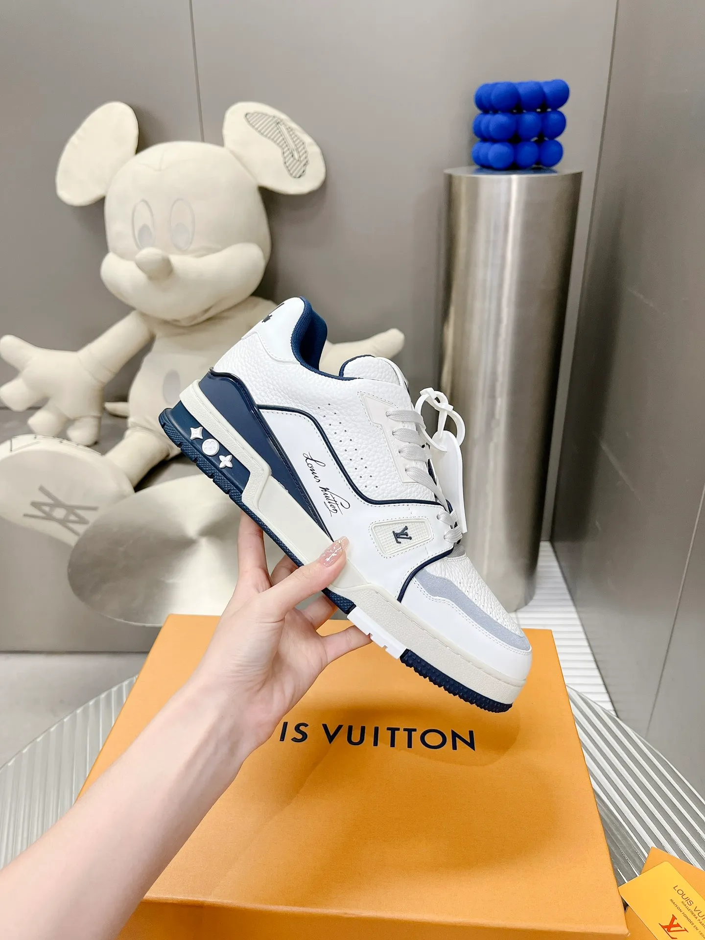 👟👟Ex-factory price 840👟👟The highest version on the Internet⚠️Feel free to compare! 2021🔥New model, purchase quality LV~Louis Vuitton by Virgin Abloh’s best-looking sneakers, Donkey Brand strongly recommends new products, official website limited edition retro basketball sneakers! Both high and low tops cost money to purchase 1:1 accurate replicas of the originals. The details are invincible, full of sincerity, imported custom-made original cowhide, the original package method is the same, the details are 100% restored, and the private model customized the original one-piece T👟👟factory price U outsole, which is different from other brands. Without the original version, this effect cannot be achieved! 35-45 (46 is custom-made and non-refundable) Some colors are available in women’s styles